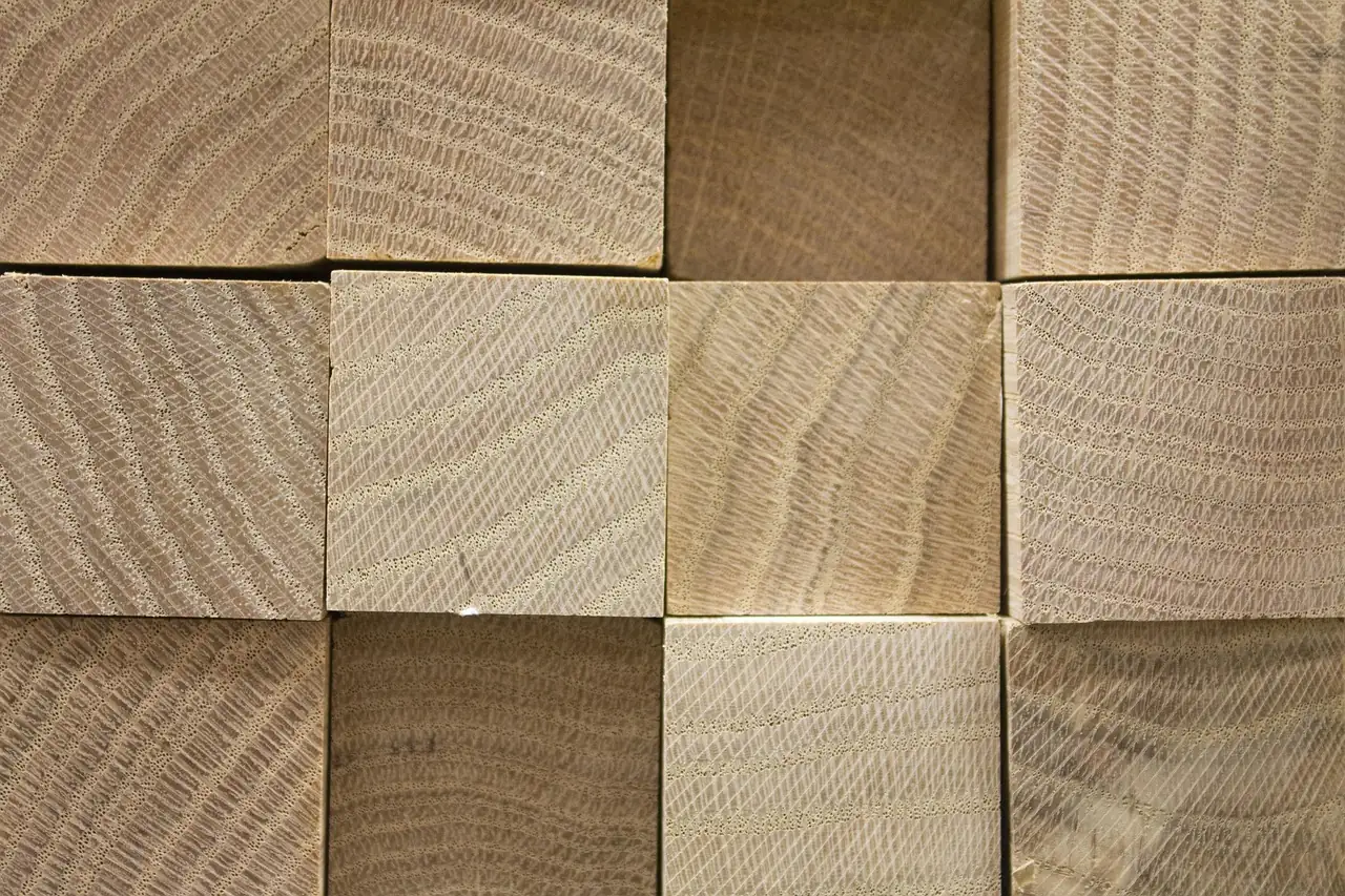 Chants de poutres en bois assemblées, texture du bois