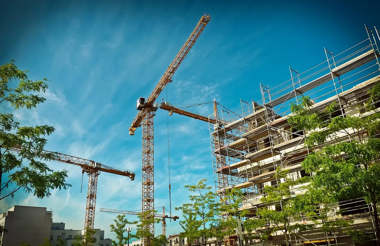 Grues et échafaudages sur un chantier de construction
