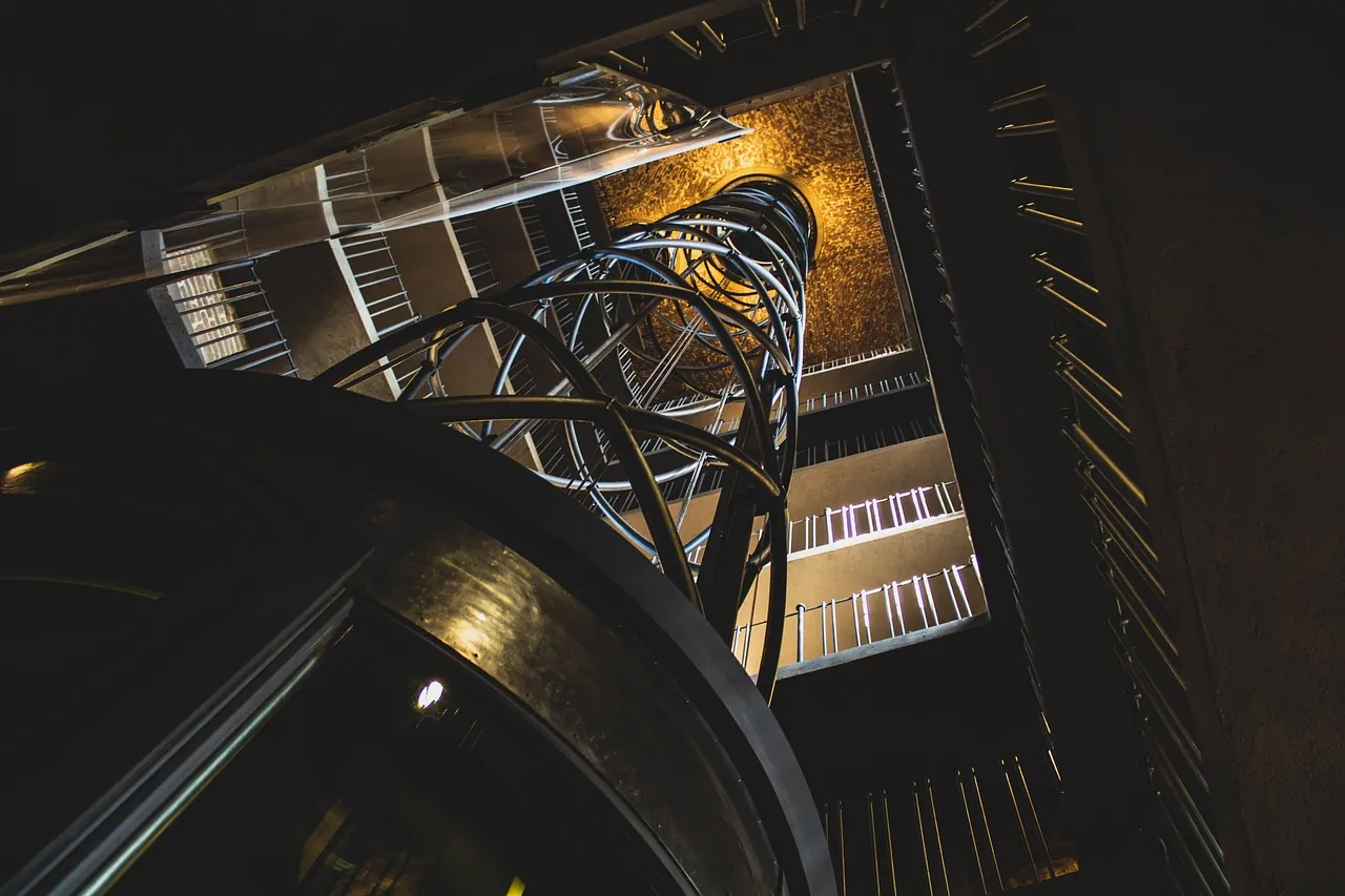 Escalier en colimaçon vu en contre-plongée dans un bâtiment